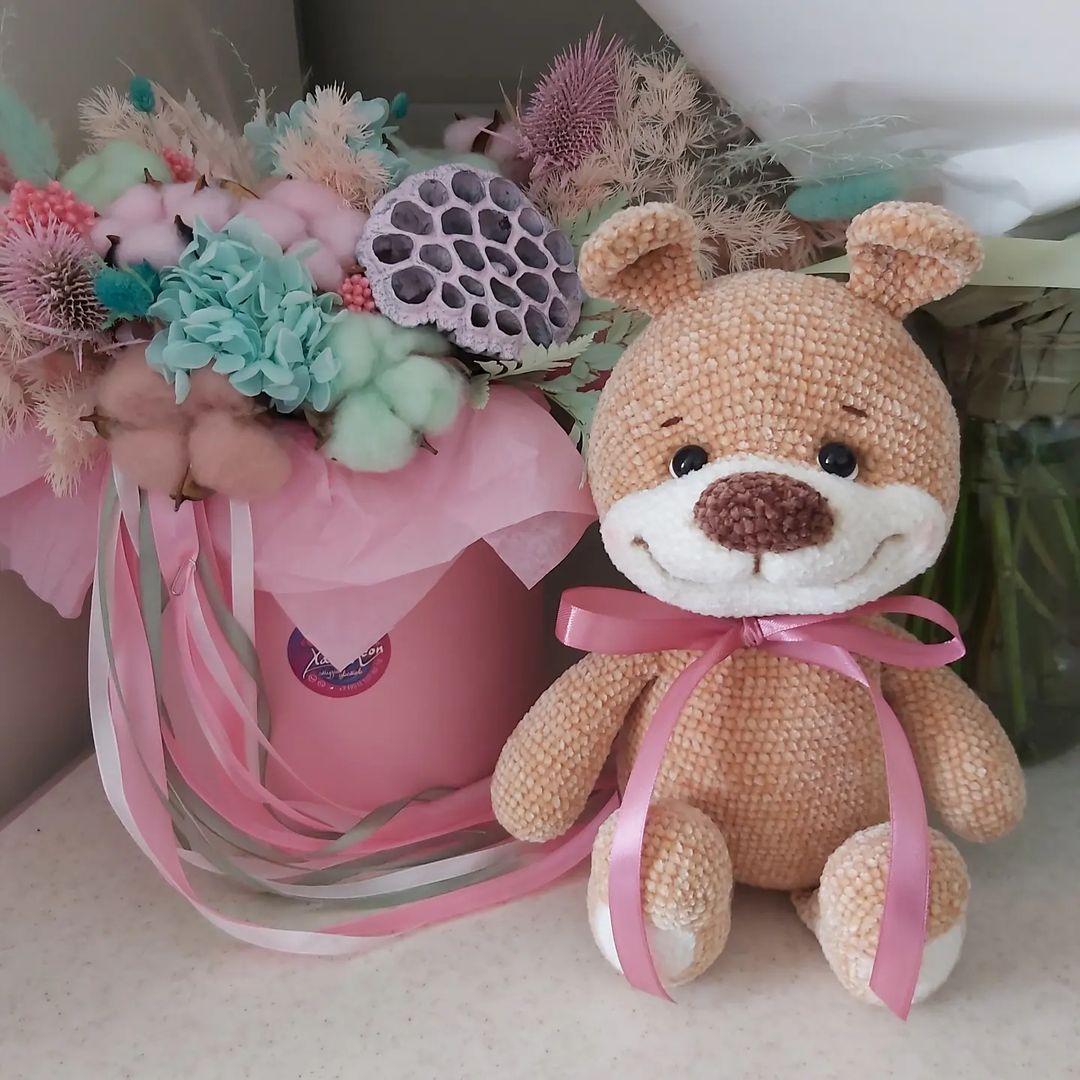 Велюровый улыбашка 💕

Пёсик связан по МК Анны Садовской 

Все детали ввязаны, кроме пришивного носика)
Ростик - примерно 25 см

Срок изготовления - 7-10 дней (зависит от загруженности)

Также можно связать такого плана рыжего котика, коричневого мишку, белого зайку или львенка

Стоимость - 2500 руб до конца лета + доставка почтой России 

#свяжемсчастьесвоимируками #игрушки #вяжукрючком #игрушкакрючком