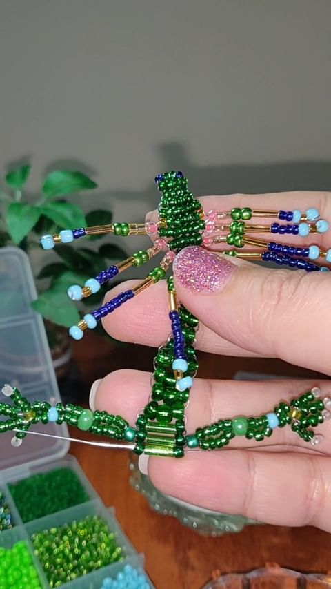 koyteaks в LOOKY. #бисеромания,#бисер,#бисероплетение,#драконизбисера,#beadswork,#beads,#beadsdragon,#dragon,#handmadetoy,#handmadedragon. Процесс и схема плет...