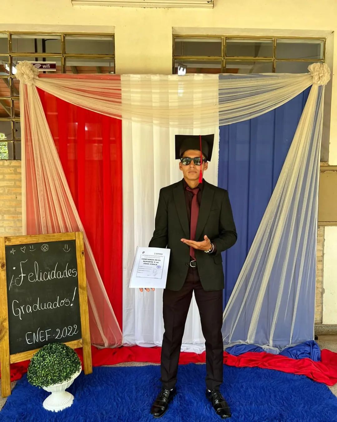 Yo soy el principal crítico de la educación nefasta del Paraguay, por eso desde hoy empieza el cambio desde adentro. Oficialmente Docente en el área de Educación Física
Debidamente agradecí  a cada una de las personas en persona por este logro 
Plantel docente de la ENEF (sin contar los planilleros que casi me cagan el título) mis familiares, amigos y mi barrio Cerrito Capiata que me vio crecer y convertirme en lo que soy.
"Donde todos son formatistas yo siempre hago freestyle" 🤙
Gracias Totales! Voy directo para arriba y más allá
Coronando siempre. 🎓
Pd: dejo al bnet que responda por mi lo que va a suceder de acá a un tiempo. 👉