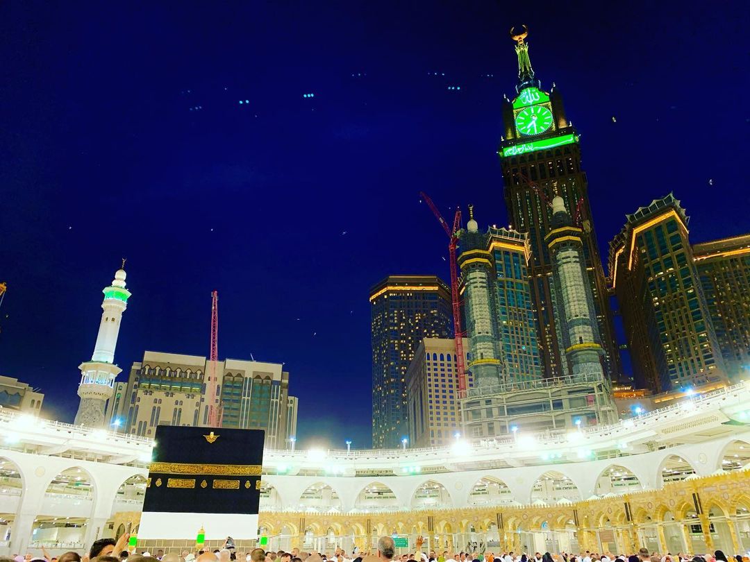 Ночью священная Кааба 🕋 еще красивее