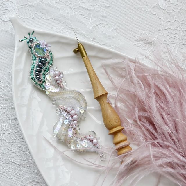 elena_nefedova_jewelry в LOOKY. #elena_nefedova_jewelry,#украшениеизбисера,#украшениеизбисера,#вышитоеукрашение,#люневильскаявышивка,#ручнаявышивка,#ручнаяработа,#брошь,#вышитаяброшь,#слизень,#слизня,#брошьслизняк. Объёмная брошь "По с...