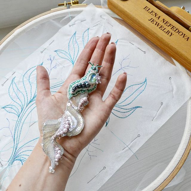 elena_nefedova_jewelry в LOOKY. #elena_nefedova_jewelry,#оригинальноеукрашение,#ручнаявышивка,#люневильскаявышивка,#французскийузелок,#ручнаяработа,#вышивкакрючком,#вышитаяброшь,#слизняк,#брошь,#брошьнасекомое,#брошьмоллюск. Еще немного деталей ...