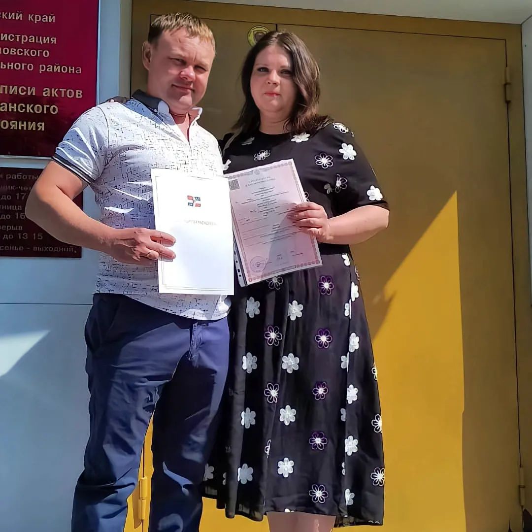 В день, когда мы стали мужем и женой даже природа улыбалась нам, подарив солнечные лучи❤️

Теперь мы муж и жена🥰