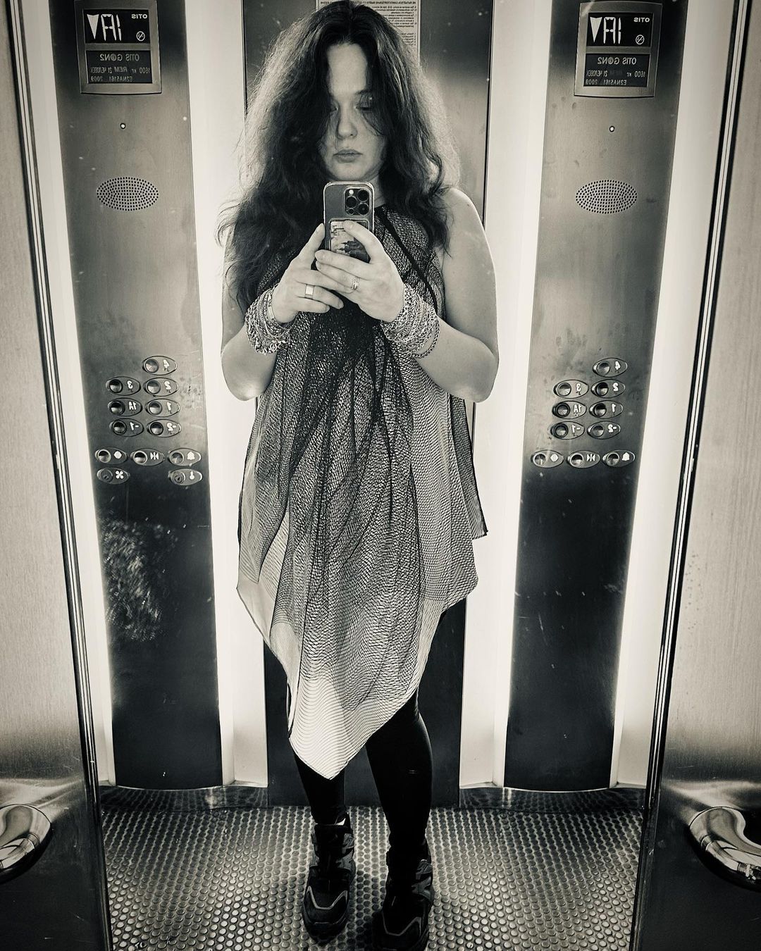 Давненько не было лифтолуков 📸 Серебряное настроение 🪩 #elevatorselfie #mirror #silver #light #rainyday #working #fridaymood #museum #moscow #haveaniceday