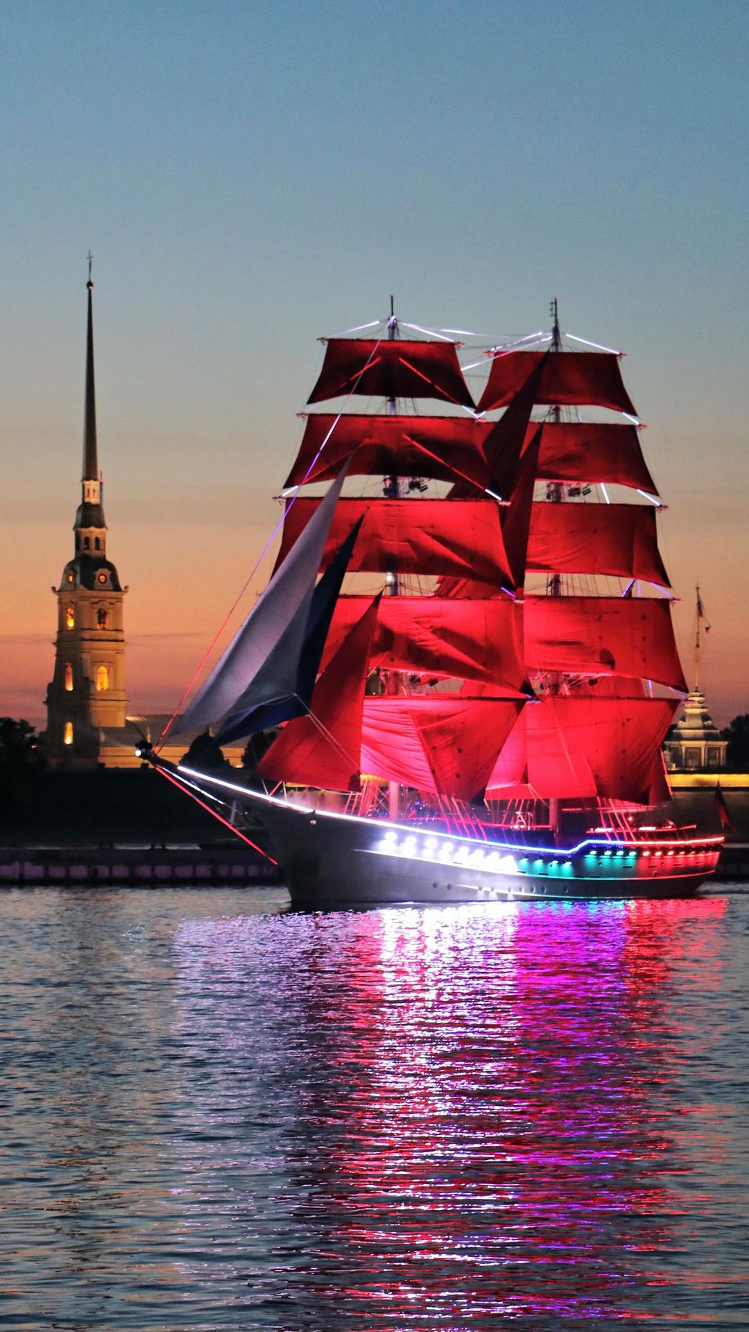 me_constantine в LOOKY. #russia,#stpetersburg,#saintpetersburg,#stp,#spb,#ship,#water,#river,#night,#lights,#red,#architecture,#europe,#россия,#санктпетербург,#спб,#петербург,#алыепаруса,#европа. Scarlet sails in St....