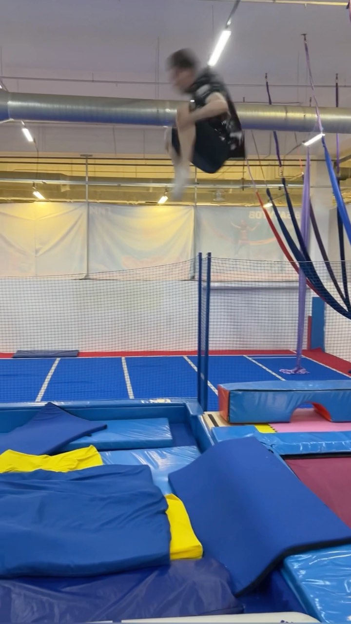 makar_ov_sergey в LOOKY. #trampoline,#flips. Ещё что то умею 😎  ...