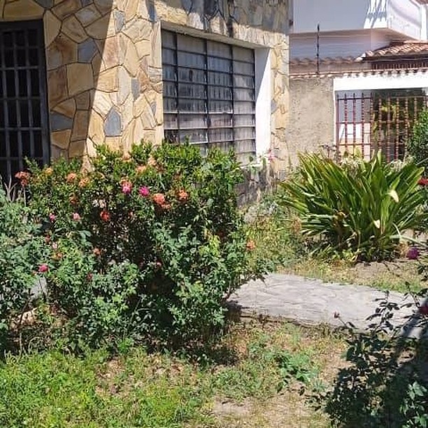 Casa de 8 habitaciones y 4 baños. 2 plantas con toda la servicios. Bien ubicada en Cagua Sitio Urbanizado y cercano a todo. Excelente oportunidad de Inversión. Lista para negociar. 04243037694