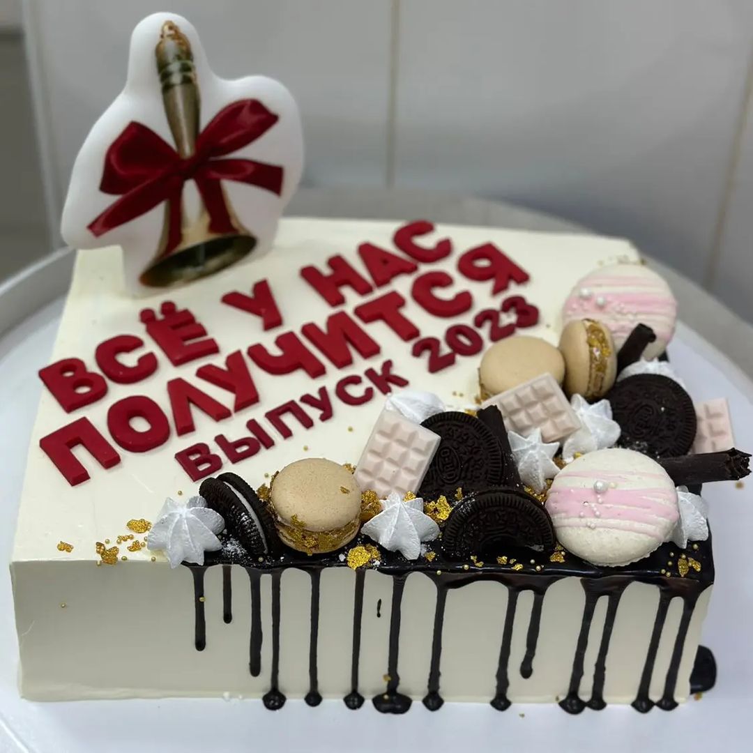 Спасибо огромное @patrik_mari @patrik_mari_cake за вкусные, обалденно-красивые тортики для наших выпускников 🎂🎂🎂