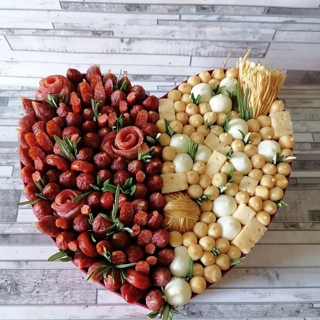 podarki_lyubimsm63 в LOOKY. #подаркислюбовьюсамара,#подаркидлялюбимыхсамара,#фудфлористикасамара,#букетназаказсамара,#подарокмолодоженам. Вкусный бокс для нег...