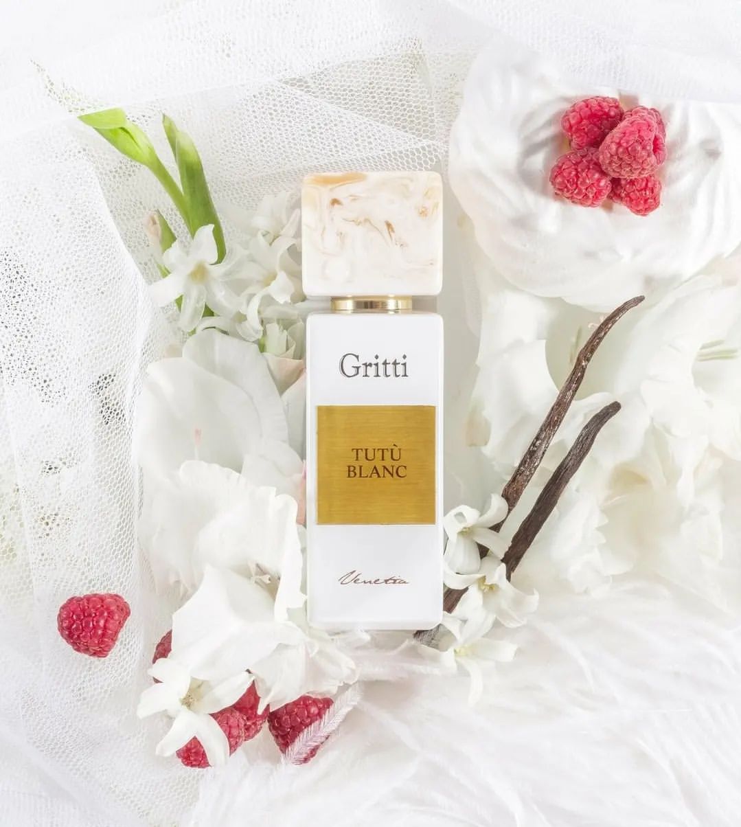 💜 TUTU Blanc Gritti 💜
______________________
💜Tutù Blanc Gritti — это аромат для женщин, он принадлежит к группе 🍎фруктово-цветочные💐
.
Сладкие нежные молочные акценты кокоса🥥, свежие чистые оттенки грейпфрута🍊, фруктовые ноты ягод черной смородины🫐 и душистого сочного хрустящего яблока🍎 открывают аромат, сплетаясь💞 в «сердце» парфюмерной композиции с роскошным цветочным трио белого жасмина🌸, медовой розы🌹 и сладостного цветочно-ванильного гелиотропа. Освежающий чистый тонкий запах амбры, нежный пудровый акцент ванили🍥, сладкие соблазнительные нотки малины и чувственные мускусные оттенки деликатно завершают аромат.  

🎶 Верхние ноты: 🍎Яблоко, 🥥Кокос, 🍊Грейпфрут и Черная смородина; 
🎶 Средние ноты: Гелиотроп,🌸 Жасмин и 🌹Роза; 
🎶 Базовые ноты: 🤍 Мускус, Малина, 🍧Ваниль и Амбра.