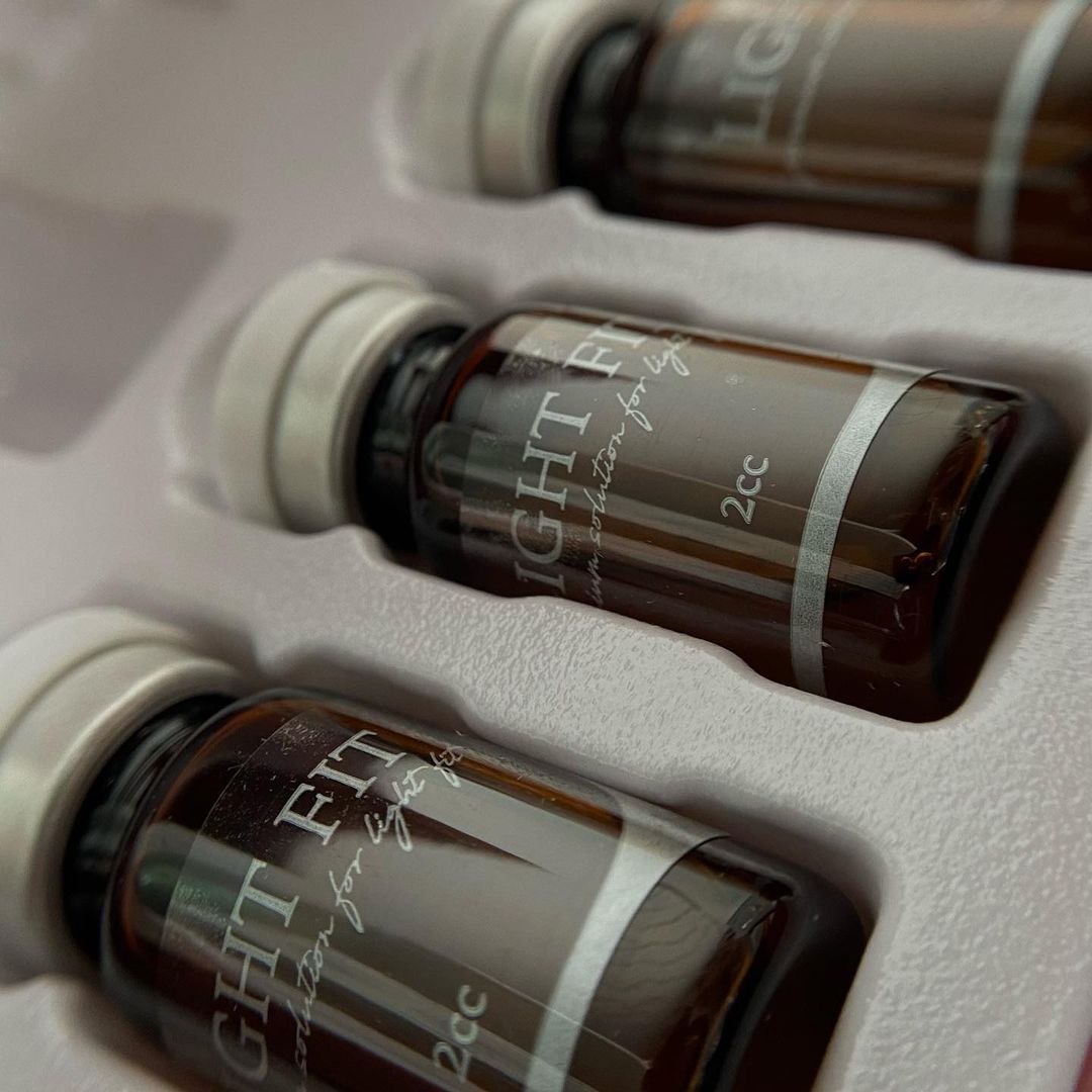 Липолитик light fit

Он состоит полностью из активных растительных компонентов, что очень важно! 🌱
Уже с первой процедуры вы увидите результат - сужается овал лица, происходит выравнивание подкожной структуры тканей, активизируются внутренние процессы. Контуры обретают желаемые очертания 💁🏼‍♀️ 
 
💉Light Fit применяется для:
✅ подтяжки дряблой кожи лица 
✅ устанения второго подбородка 
✅ уменьшения объёма щёк
✅ уменьшения комков Биша, брылей 
✅ коррекции носогубных валиков

 
🌿 Состав препарата простимулирует работу сосудов и лимфатической системы для нормализации обменных процессов🔄