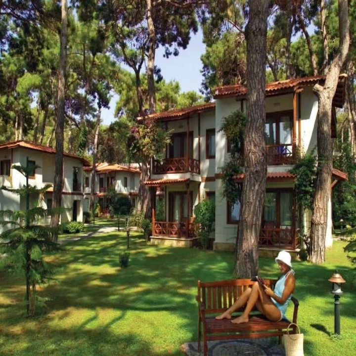 💯 Эксклюзивный отдых в мире отелей Voyage

🌲 Отель Voyage Sorgun 5* приглашает семьи с детьми и просто семейные пары в мир привилегированного отдыха, расположенный рядом с лесом Соргун, в котором можно наблюдать все оттенки зеленой гаммы. 

🍀 Просторная травяная зона для принятия солнечных ванн предоставляет возможность наслаждаться не только ласковыми солнечными лучами на зеленой траве, но и безупречными угощениями Voyage!