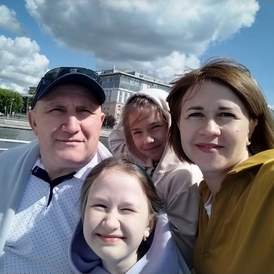 С праздником!! Храните ваши семьи, пусть в них царят любовь, мир и согласие!!