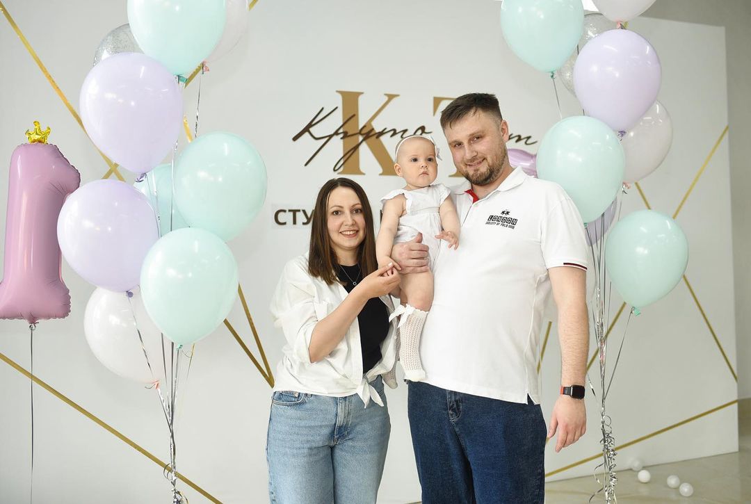 🥳Сегодня особенный день, день, когда мы отмечаем день любови, семьи и верности. 

🧞‍♂️И мне захотелось сделать особенный пост, посвященный этим неподдающимся словесному описанию ценностям, которые я нашел благодаря моей прекрасной жене и нашему чудесному ребенку.

💕Любовь – это то, что связывает нас с нашими близкими на самом глубоком уровне. Она дарит нам силу и вдохновение, она делает наши сердца биться сильнее и наполняет наши дни радостью и счастьем.

👨‍👩‍👦Семья – это гавань, в которой мы находим уют и поддержку, когда вокруг нас мир становится слишком шумным и сложным. Мы создаем неповторимые моменты вместе, делясь радостью и печалью, взаимной поддержкой и нежностью. 

👨‍👩‍👦Верность – это обещание, которое мы даем друг другу каждый день. Мы обещаем быть рядом в радости и горе, поддерживать и защищать друг друга, независимо от того, что принесет нам жизнь.

👨‍👩‍👦На этом фото я с моими самыми близкими людьми, которым я просто хочу сказать "спасибо". 

Друзья, пусть этот день напомнит нам о ценности любви, семьи и верности. Пусть мы каждый день стараемся быть лучше для наших близких и не забываем выражать свою любовь и благодарность. 

Желаю всем вам ощутить силу и красоту, которую приносит в жизнь настоящая любовь.
#любовь #семья #верность #деньлюбви