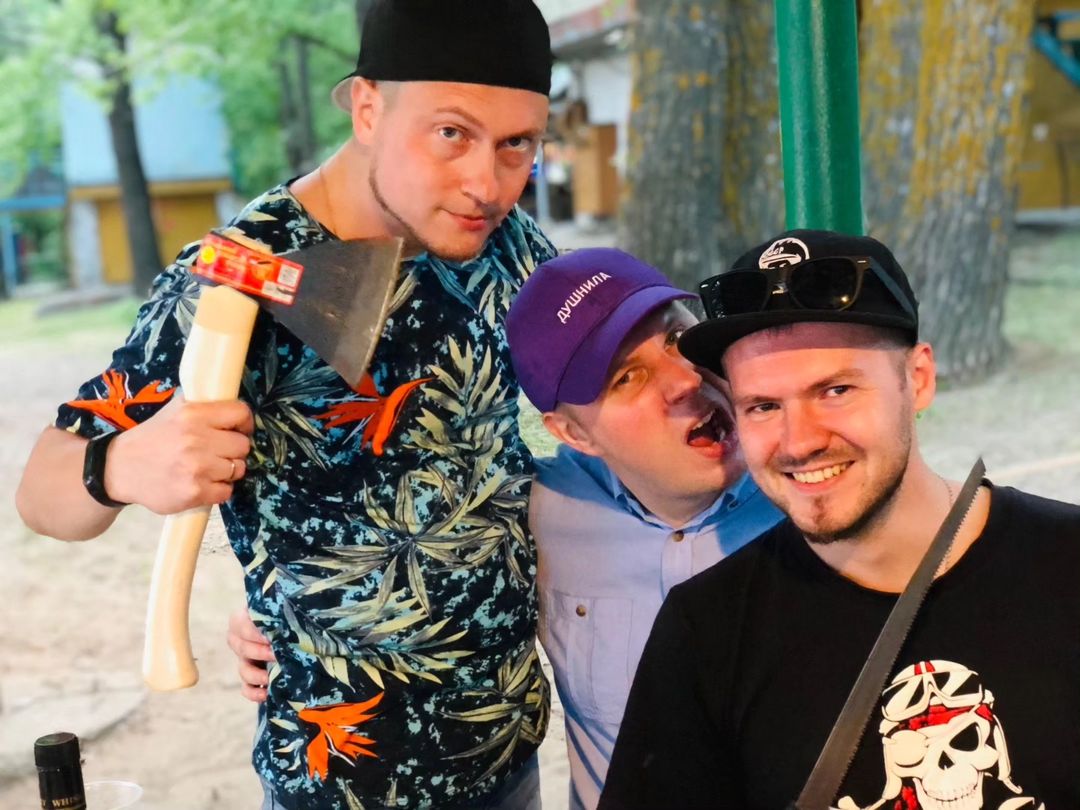 Дровосек, Душнила и Витёк😄
Так и начинается триллер... Поехали как то друзья на базу отдыха....сняли домик....
#отдых #базаотдыха #природа #jadedavine #друзья #лето #группа #фестиваль #триллер #убийство
