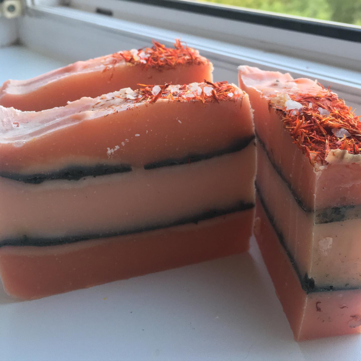 Сварила новый летний сорт🥰
⠀
Манго-танжерин 🍊🥭
Бережно очистит кожу, не сушит, заменит гель для душа.🧴
⠀
Сварен на маслах:
⠀
🥥Кокоса, который увлажняет кожу. Ускоряет регенерацию клеток кожного покрова. Способствует омоложению кожи за счет восстановления и поддержания ее эластичности. Помогает предотвратить процессы старения.
⠀
🌴Пальмовое: оказывает увлажняющее действие на кожу, предохраняет ее от высыхания и шелушения, а также защищает кожу от преждевременного старения.
⠀
🫒Оливковое:увлажнение.Противовоспалительный эффект. Способствует заживлению ран, снижению раздражений и покраснений на коже.
⠀
💰Стоимость: 350 р.
✋Количество ограничено.
✍️Для заказа пишите в личку.✍️
