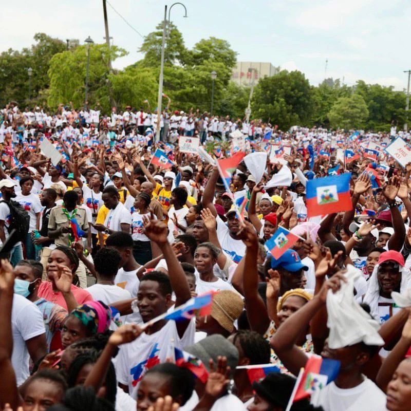 Aujourd'hui, je veux vous parler d'un événement incroyable qui s'est récemment déroulé : la marche mondiale organisée par le Bishop Grégory Toussaint pour Haïti. Tout le monde était là, c'était vraiment génial ! Mais vous savez quoi ? Ce n'est pas seulement la marche qui va tout transformer, c'est sûrement l'une des étapes ; mais nous avons beaucoup à faire.
 Vous voyez,sans mentir,les noirs ont souvent une mentalité  faible, et je peux prendre l'exemple de l'esclavage pour illustrer cela. Nous avons dû changer notre mentalité pour ne plus accepter la manière dont on nous traitait. Et c'est exactement ce dont nous avons besoin pour que la marche du Bishop Grégory Toussaint ne soit pas vaine. Nous devons adopter une nouvelle mentalité, une mentalité différente de celle de nos ancêtres qui ont pris leur indépendance et se sont ensuite déchirés entre eux.
 Alors, comment pouvons-nous développer cette nouvelle mentalité ? Eh bien, tout d'abord, nous devons comprendre que nous sommes tous responsables de notre propre destin. Nous ne devons pas attendre que quelqu'un d'autre vienne tout changer pour nous. Nous devons prendre les choses en main et travailler dur pour atteindre nos objectifs.Le Bishop n'a t-il pas fait le travail de Dieu ,et maintenant toi qu as-tu comme travail?
 Ensuite ,nous devons croire en nous même. Nous devons réaliser que nous avons le pouvoir de changer les choses et de créer un avenir meilleur pour nous-mêmes et notre communauté, d'ailleurs nous le faisons bien dans les pays etrangers. Nous devons avoir confiance en nos capacités et ne jamais abandonner, peu importe les obstacles qui se dressent sur notre chemin.
Et enfin, nous devons nous soutenir mutuellement. Nous devons être solidaires et nous entraider pour atteindre nos objectifs communs. Ensemble, nous sommes plus forts et nous pouvons accomplir de grandes choses.
Alors, mes amis,mes frères, je vous encourage à adopter cette nouvelle mentalité. Ne soyons pas comme nos ancêtres qui se sont déchirés après avoir obtenu leur indépendance , après tant de sacrifices; ce qui nous a amené à un autre style d esclavage. Au lieu de cela, travaillons ensemble pour l avenir. @iamgregorytoussaint