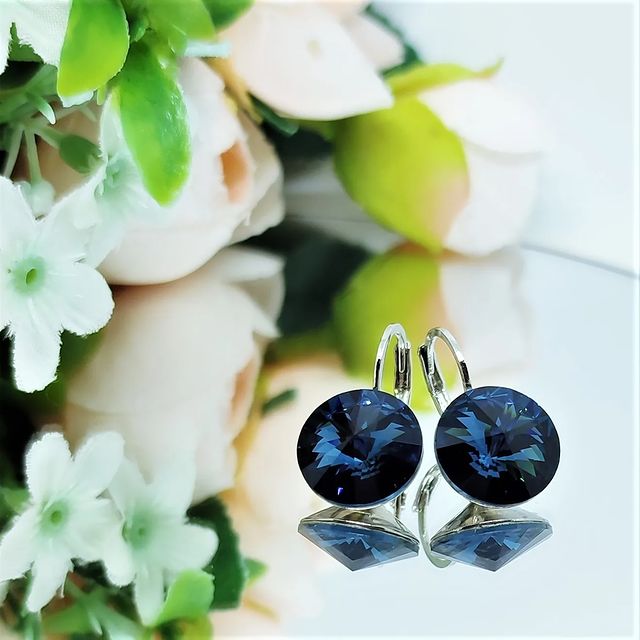 purple_pin в LOOKY. #серьгисриволи,#темносиниесерьги,#темносиниеукрашения,#серьгисваровскиспб,#серьгискристаллами. А вот сережки в цвет...