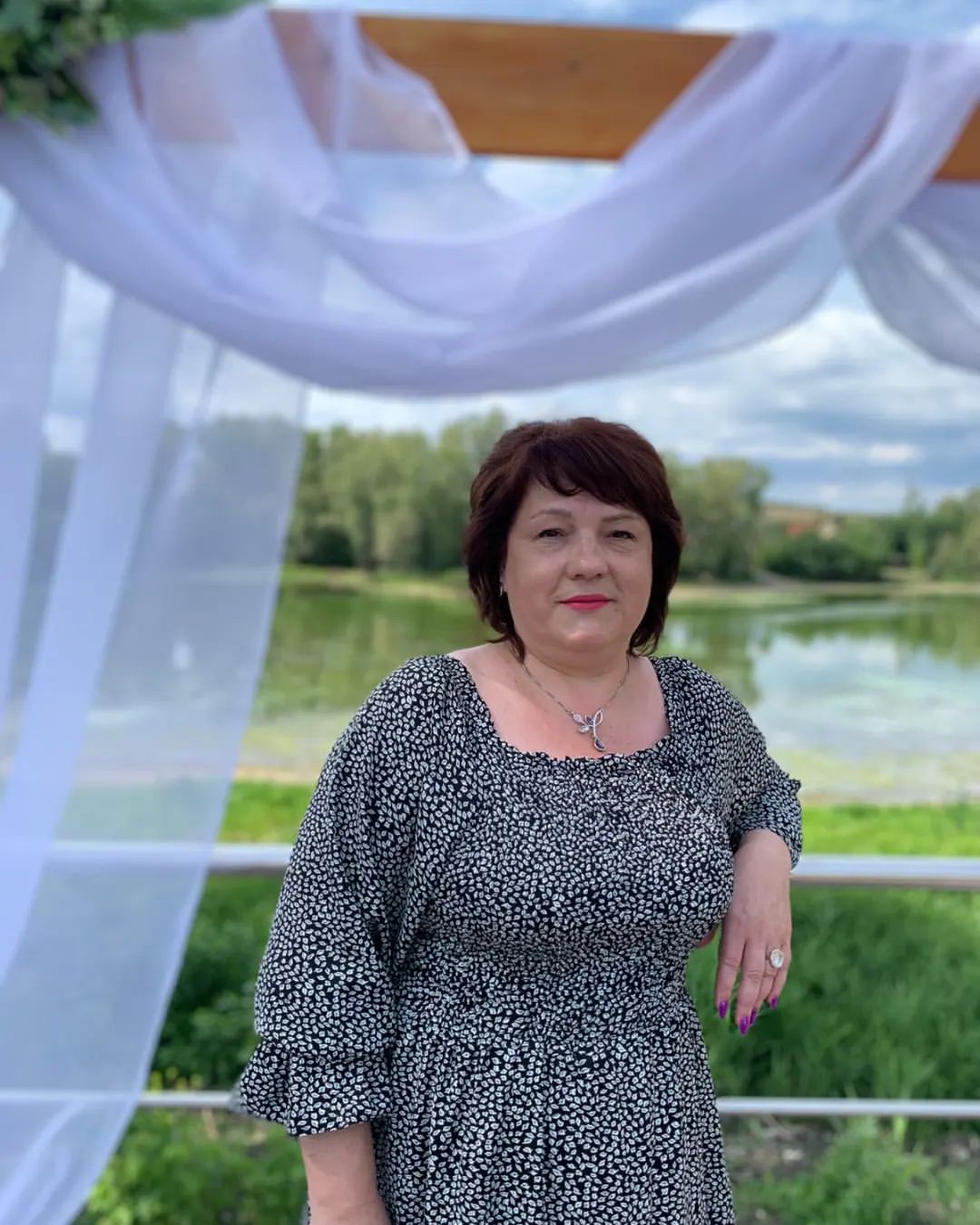 Ученик попросил учителя:
– Ты такой мудрый. Ты всегда в хорошем настроении, никогда не злишься. Помоги и мне быть таким.
Учитель согласился и попросил ученика принести картофель и прозрачный пакет.

– Если ты на кого-нибудь разозлишься и затаишь обиду, – сказал учитель, – то возьми картофель. Напиши на нем имя человека, с которым произошёл конфликт, и положи этот картофель в пакет.
– И это всё? – недоумённо спросил ученик.
– Нет, – ответил учитель. – Ты должен всегда этот пакет носить с собой. И каждый раз, когда на кого-нибудь обидишься, добавлять в него картофель.

Ученик согласился. Прошло какое-то время. Пакет ученика пополнился картофелинами и стал достаточно тяжёлым. Его очень неудобно было всегда носить с собой. К тому же тот картофель, что он положил в самом начале, стал портиться. Он покрылся скользким гадким налётом, некоторый пророс, некоторый зацвёл и стал издавать резкий неприятный запах.

Ученик пришёл к учителю и сказал:
– Это уже невозможно носить с собой. Во-первых, пакет слишком тяжёлый, а во-вторых, картофель испортился. Предложи что-нибудь другое.

Но учитель ответил:
– То же самое происходит и с тобой. Просто ты это сразу не замечаешь. Поступки превращаются в привычки, привычки – в характер, который рождает зловонные пороки. Я дал тебе возможность понаблюдать этот процесс со стороны. Каждый раз, когда ты решишь обидеться или, наоборот, обидеть кого-то, подумай, нужен ли тебе этот груз.

Вы согласны?