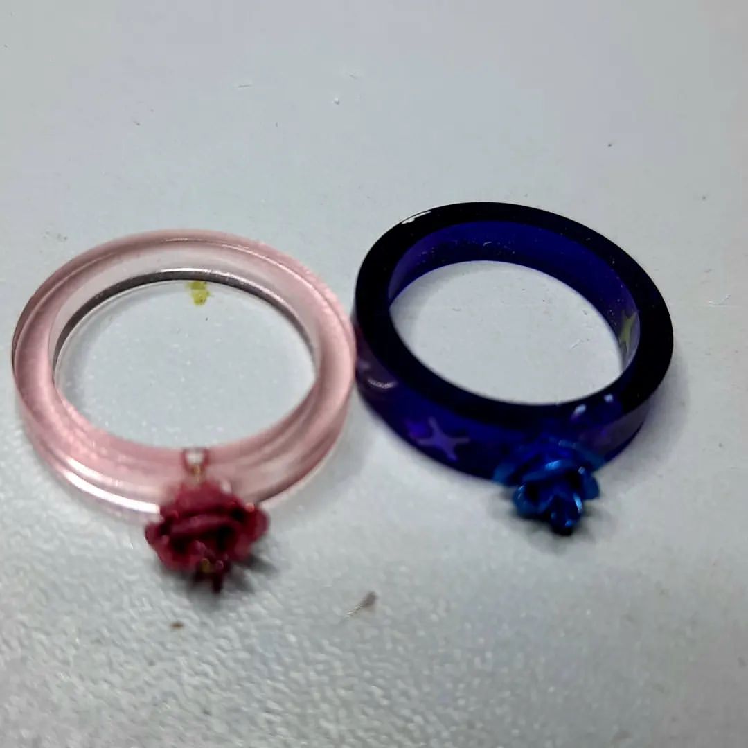 Rings ln resin