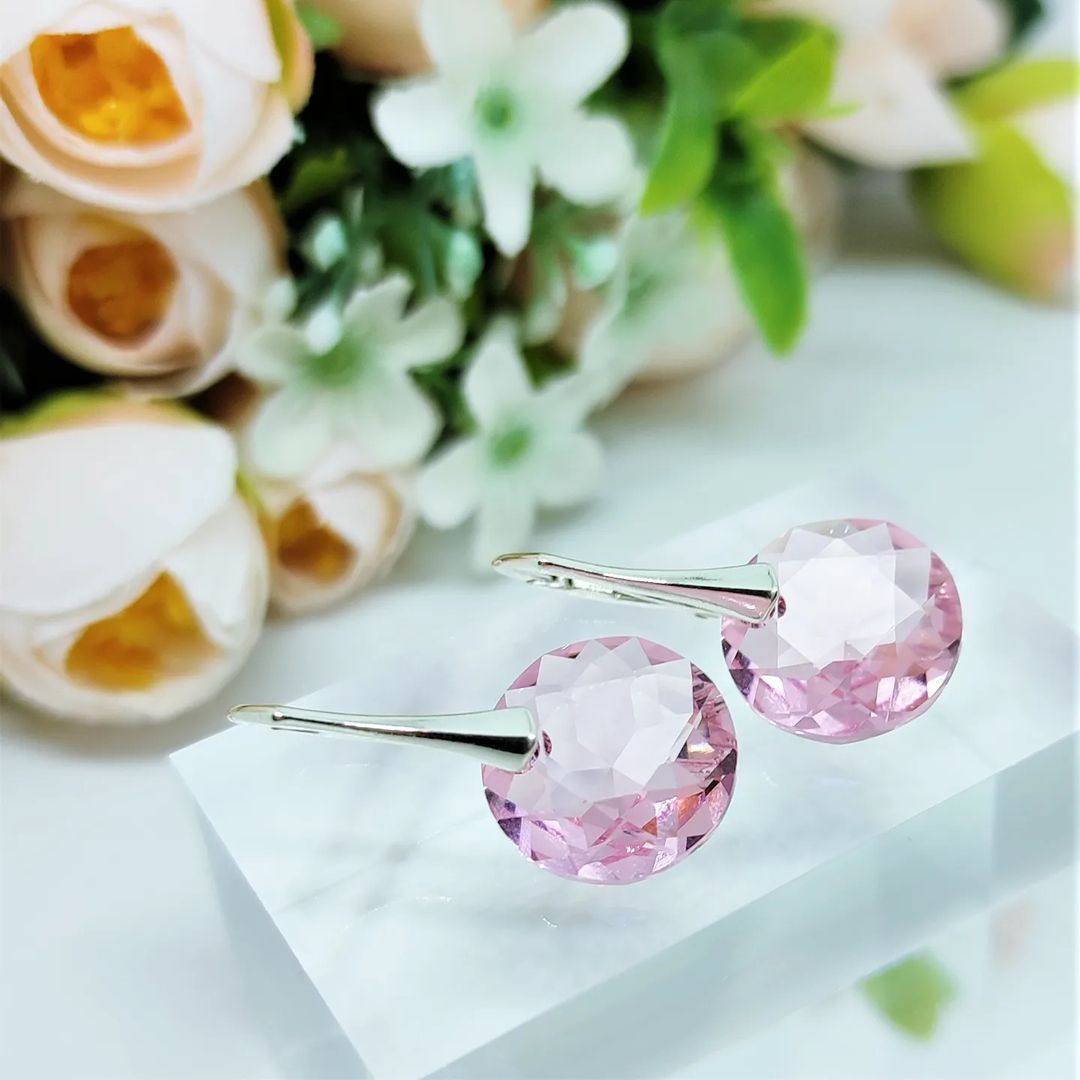 Ещё одна пара в огранке Classic Cut. 😍
На этот раз в нежном розовом цвете. ✨

💎 Кристаллы Свapoвски Light Rose 
📏 Размер кристаллов 14 мм
🥈 Серебро 925 пробы
🎁 Подарочная коробочка, патч для ухода за фурнитурой и кристаллами 
👛 1600₽

✈️ Доставка по РФ от 250₽
📍 Самовывоз из Невского района СПб

📩 Чтобы заказать или забронировать серьги или задать вопрос, напишите мне в директ или Ватсапп по ссылке в шапке профиля. 🥰

#серьгисваровски #розовыесерьги #серьгирозовые #серьгисрозовымкамнем #серьгисеребро