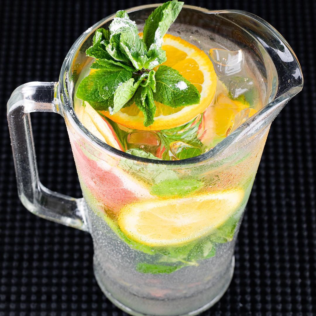 Находка для любителей свежих и ярких вкусов — что это? 🍹

Цитрусовый мохито из нашего летнего меню!

🍋🍊 Цитрусовый мохито — это вариант классического мохито, но с добавлением свежих апельсинов и лаймов. Именно цитрусовые фрукты придают особый вкус и аромат коктейлю.

✨ Рекомендуем попробовать цитрусовый мохито в РестоБаре FORK! Здесь вам предложат идеальное сочетание свежих фруктов, мяты, содовой и рома. Этот коктейль прекрасно сочетается с морепродуктами, легкими закусками и фирменными блюдами FORK. 🍽

Для вас на выбор алкогольная и безалкогольная версия коктейля. Мохито — отличный выбор для компании, так как его объем 1000 мл.

🥂 Не упустите возможность попробовать невероятно вкусный и освежающий коктейль. 

Цитрусовый мохито — идеальное сочетание лета и коктейльной магии! 🍹✨

☎️ +7-812-213-13-21
📍 Загородный проспект, 13