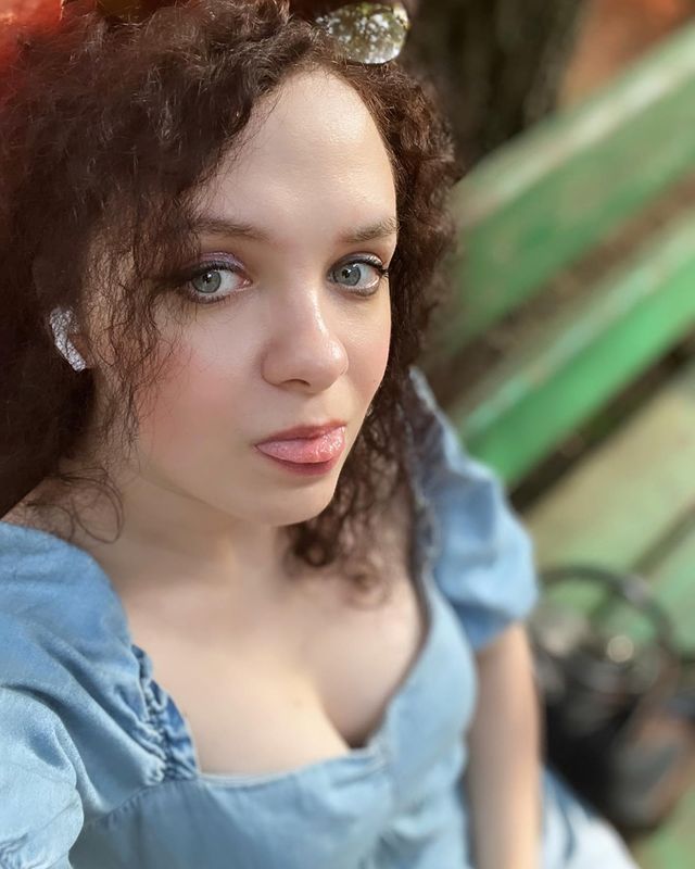 __hachaturova в LOOKY. . Девушка в наушниках ...