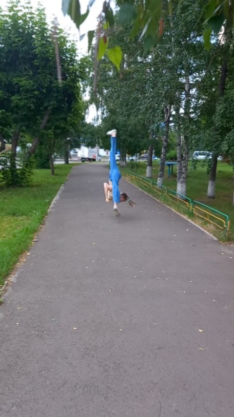 mir.acrobat в LOOKY. #колесобезрук,#спорт,#прыжки,#улица. На улице прыгать мне...