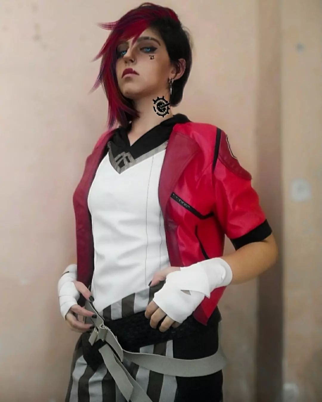 Edición vs original, cuál es su favorita? Díganme en los comentarios cuál prefieren❤️
.
#cosplay #cubacosplay #arcane #arcanevi #arcanecosplay #piltoversfinest #zaun #vicosplay #arcaneshow #leagueoflegends #riotgames #vicosplayer #piltover