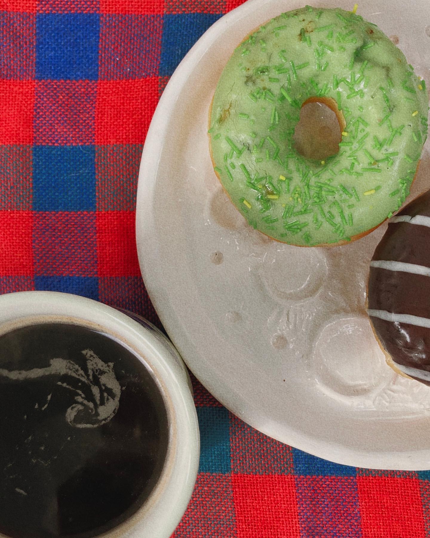 Кофе и два пончика на луне. 🌕🍩