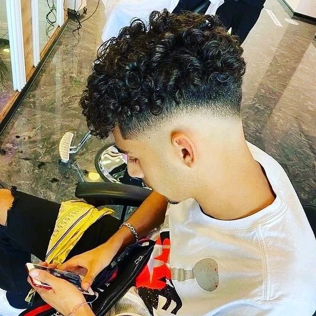 metododegrade6 в LOOKY. #CrespoComDegradê#cortesdecabelomasculino,#cortesdecabelosfemininos,#cortesbrasil,#cortesdecabelo,#cortedegradelimpo,#CabeloCacheadoDegradê,#corte,#cartesbrasil,#CabeloDegradê,#cortescurtos,#CachosColoridos,#cortesmodernos,#cortes,#CabeloDegradêCurto. 💈Seja bem-vindo(a)�...