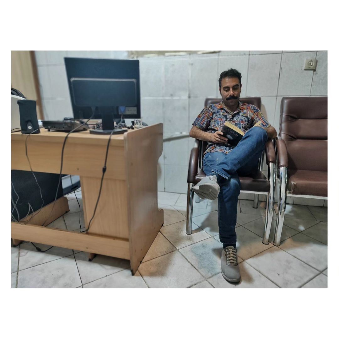 با فرهاد
فرهاد مرد است یعنی پسر هست یعنی پسری هست که مرد است، پسر در دوحالت مرد میشود یا ازدواج کند تا بشود مرد یا سختی بکشد تا بشود مرد. 
فرهاد از حالت دوم بیرون آمده ازدواج نکرده ولی بچه های زیادی دارد و تکه کلامش هم هست (بالام جانی). 
فرهاد ١٧٠ یا ١٧۵قدش هست، ٧٠یا٨٠کیلو وزن دارد، خوش پوش هست و شیک حسن فردین پدرش خیاط هست و عشق محمد علی فردین  رو هنوز توی قلبش یدک میکشه. 
فرهاد را حدوداً ٨سالی هست که میشناسم ولی چند ماهی می شود که رفیق شماره ١من شده است از اون شماره یک های فیکس میدان یعنی کاپیتان یعنی هدایت کننده یعنی یکجوری جمع و جورت میکند که کیف کنی شاکله ات را میکوبد و از نو میسازد، فیلم زیاد دیده، کتاب زیاد خوانده، خطر هم که تا دلت بخواهد کرده ولی مهربان است و عجیب جان جانان است. 
فرهاد بنگاه ملکی دارد ولی باز کتاب میخواند، تا قبل از فرهاد ندیده بودم یک بنگاه دار ملکی کتاب بخواند، لااقل من ندیده ام و حتی نشنیده بودم فرهاد یک نمونه بی مانند است. 
ما با هم خیلی جیک تو جیک شده ایم، امروز با فرهاد بیرون بودم، یعنی هر ۵شنبه شب و جمعه شب ها را با نظم خاصی همدیگر رو میبینیم، از او اجازه گرفتم که در مورد او و خودم بنویسم از این به بعد بیشتر خواهید شنید از این رفیق مرد مرد.