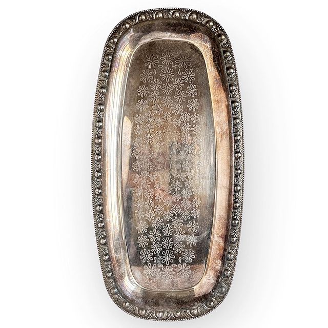 bl0shka_flea в LOOKY. #вналичии_bl0shka_flea,#поднос,#винтажныйподнос,#старинныйподнос,#стариннаяпосуда,#антикварныйподнос,#стариннаяпосуда,#стариннаяпосудаизевропы,#винтажизевропы,#блюдосервировочное,#блюдосеребрение,#красивыйподнос,#сервировкастола,#блошка,#блошиныйрынок,#блошиныйрынокмосква,#блошиный_рынок,#подноссеребрение,#винтажнаяпосудаизевропы,#винтажнаяпосуда,#блошиныйрынокевропа,#блошиныйрынокевропы,#сервировочноеблюдо,#подносдляфудфото,#подносдляфудфотографий,#люблюстарину,#люблюстаринныевещи,#подносвинтажный,#подносвинтаж,#фруктовница,#реквизитдляфудфото. ⚜️ СЕРВИРОВОЧНОЕ БЛЮ...