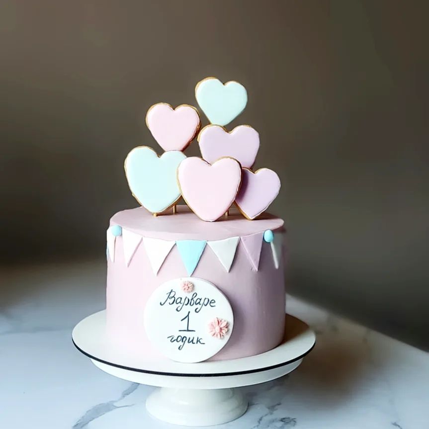 Чтобы там мой🧠 не решал, моё🫀 всегда с кондитеркой🤪  А сейчас моя новая любовь это ПП-десерты🥹 На днях поймала себя на этой мысли🫣

Мозг пытается меня увести подальше от кухни и защитить, так как работа кондитером одна из самых тяжёлых.Это отнимает много времени, а главное - здоровье постоянно намекает.. 

Покупаю и прохожу разные курсы, практически не связанные с профессией кондитера и всё равно возвращаюсь к тортам: строю планы на будущее и безумно радуюсь новым заказам🥰 

Предварительно делаю такой вывод: а может не стоит сопротивляться сердцу? Честно говоря, пока не вижу себя в другой сфере: ни СММ-специалистом, ни нутрициологом, ни психологом -  все эти профессии мне тоже очень близки к 🫀 Но не так, как торты😍 

Такие мысли вслух ☺🩷