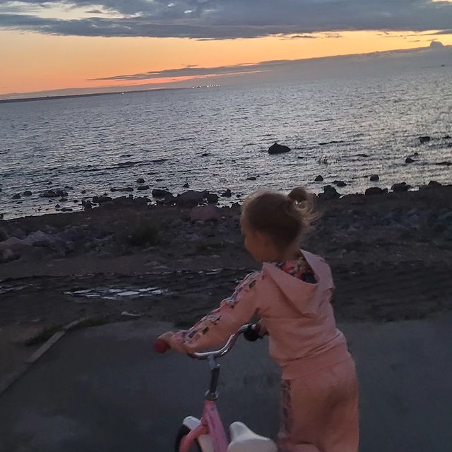 anna_otradnaya в LOOKY. #моясемья,#суперсемейка,#мояжизнь,#моесчастье,#rich,#моидети,#моидетимоягордость,#люблюмужа,#люблюсвоихдетей,#люблюсвоюсемью,#дочь,#моявалерка,#мояжемчужинка,#моядоченька,#мойсынок,#мойтигренок,#барсучок,#сын,#отрадные. Вечерний променад у ...