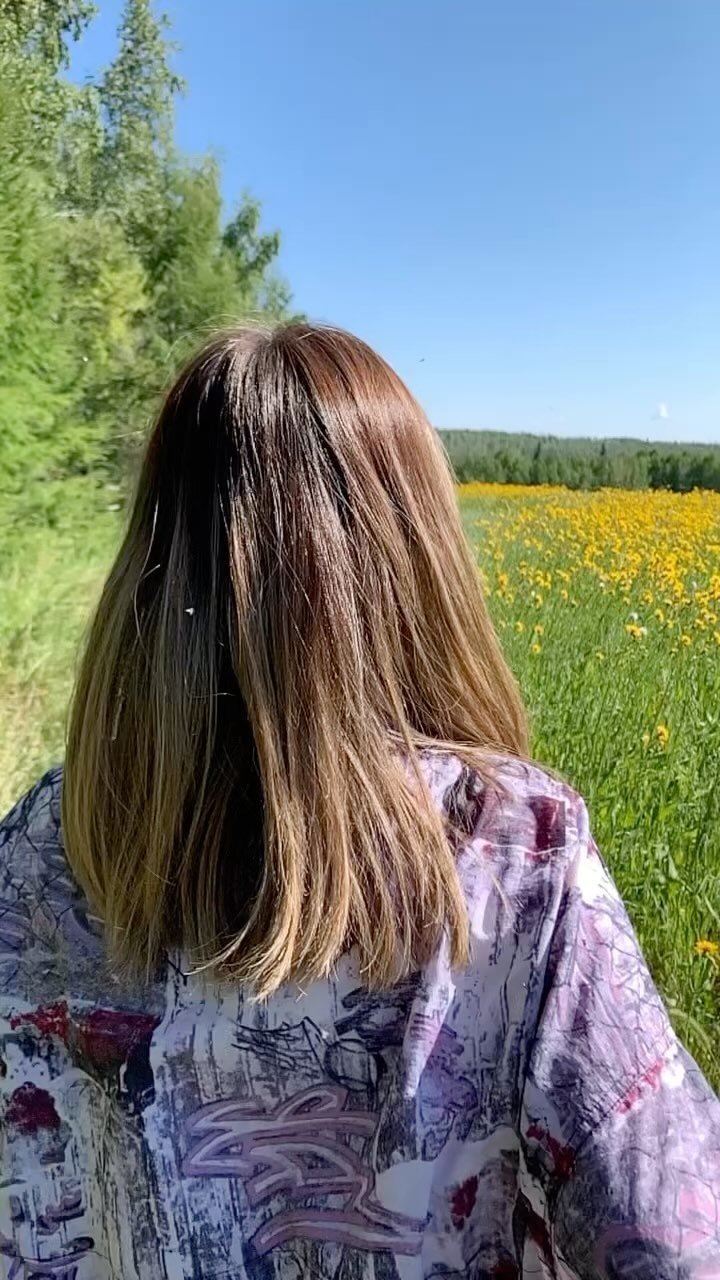 Однажды летом со шмелем. Моя @_dear.tatiana_ предложила снять это видео, и так вышло, что шмель очень удачно попал в кадр в самый нужный момент 😍