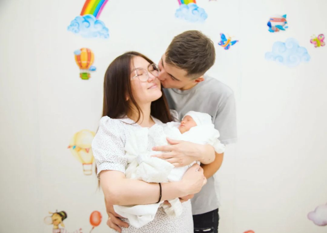 Спустя год 😇
Когда нас начали фотографировать (чего мы совсем не ожидали, в роддоме был свой фотограф) я начала плакать 🥲
Это был один из самых трогательных моментов, встреча отца и дочери ❤