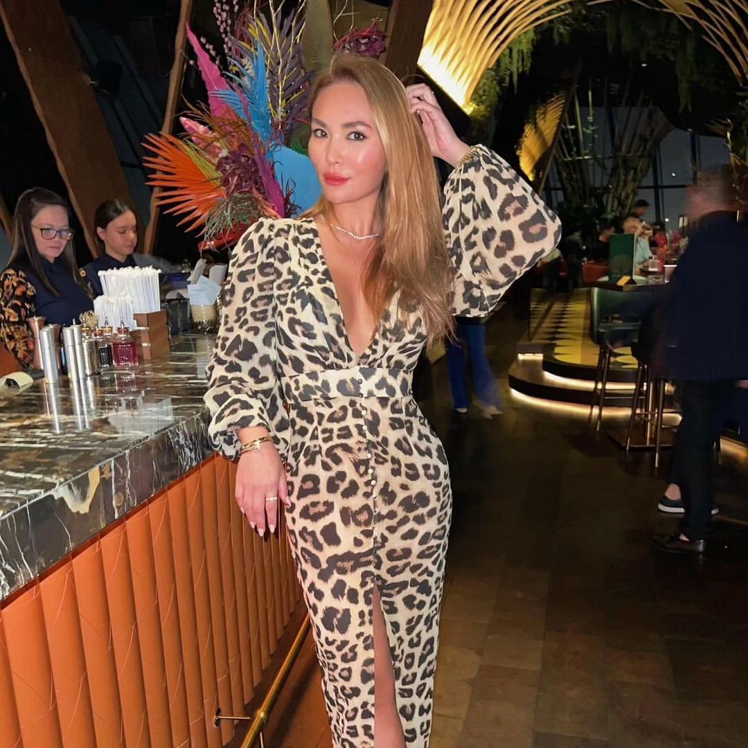 I used to be like a typical girl who dresses up all the time. Looking good was the number 1 priority for me, because I thought beauty was all I had. 

I knew my intelligence was above average but at that time I haven’t found my place to express my capability. 

Ever since I started my crypto journey, I don’t dress up as much as before, not because I don’t care about my appearance anymore but because I become focus on what I like to achieve, not just career/money, also my relationship with people who matter to me.

As Appearances became secondary,
I preferred bigger and better things like sharpening skills in communication, people, emotional intelligence and personal development.

Having said that, I no longer need the validation from people as my adolescent self needed, because I have created a stronger version of myself who is “un-penetratable” by anyone. 

DONT MATTER WHAT THEY SAY. YOU DO YOU

When the market is more quiet, I love putting on a dress 👗 get my nails 💅 and hair done 💇🏼‍♀️ do some form of art like playing the piano 🎹 and dancing 💃🏽 to express my creativity.. this realigns me back to my femininity 🌸 

#dubai #dubailife #dubai🇦🇪 #dxb #lifestyle #dress #woman #womanpower #dubaifashion #dubailifestyle