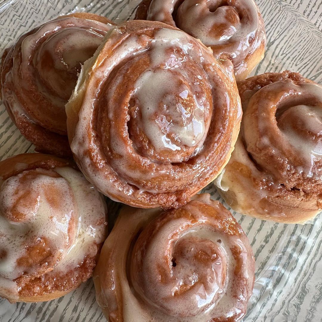 Синнабоны 🥐🥐🥐 

Для теста вам понадобятся:

• мука - 600 г
• молоко - 200 мл
• яйца - 2 шт
• сахар - 100 г
• масло сливочное - 70-80 г 
• дрожжи - 50 г свежих (или 11 г сухих);
• соль - 1 ч.л.

Процесс приготовления теста:

В чашке смешиваем теплое молоко с ложечкой сахара и добавляем дрожжи. Получается опара. Ждем
10-15 минут, пока она не поднимется.

В большой миске взбиваем яйца комнатной температуры с оставшимся сахаром, затем добавляем мягкое масло и соль, перемешиваем.

Когда опара подойдет (увеличится)
выливаем ее в яично-масляную смесь, перемешиваем и добавляем просеянную муку. Муки может уйти меньше или больше, поэтому ее стоит насыпать постепенно, чтобы тесто не получилось сильно крутым.

Тщательно вымешиваем тесто.
Главное, чтобы оно не прилипало к рукам.

Приготовление начинки

Ингредиенты для начинки:

• масло сливочное - 50 г 
• сахар коричневый - 200 г 
• корица - 10-20 г 

Процесс приготовления начинки:

• Растапливаем масло на плите или в микроволновке (5-10 сек).
• Коричневый сахар и корицу соединяем и перемешиваем с маслом.
• Начинка готова!

Приготовление крема

Ингредиенты для крема:

• сыр сливочный (например, Маскарпоне, Филадельфия,) - 50-60 
• сахарная пудра - 100 г
• масло сливочное мягкое - 40 г

Процесс приготовления сливочного крема

• Смешиваем сливочный сыр с мягким маслом до однородной консистенции.
• Затем к получившейся массе добавляем сахарную пудру.