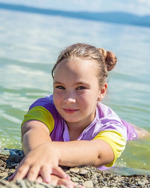 elmira_arsblack в LOOKY. #mykidsmylife❤️,#лето2023,#летовдеревне🏡,#красноярскоеморе,#куртак. Золотая девочка 😍
#...