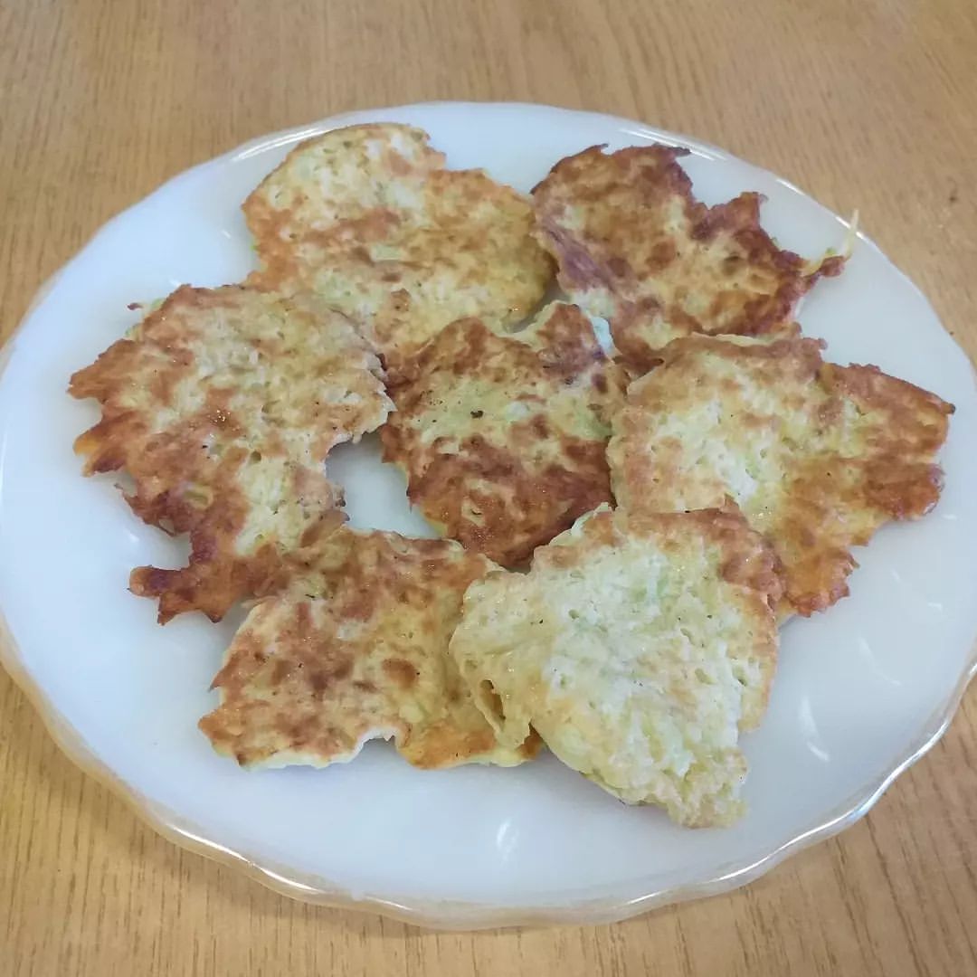 Оладьи из кабачков.
Очень вкусные! А если к ним еще соус из майонеза с чесночком сделать, вообще бомба) ) .
Рецептик:

🍴Берем кабачек, чистим, убираем семечки (если жесткие) и на крупную терку.
У меня натертого получилось 2х литровая мисочка.

🍴Посыпать 1 чайной ложкой соли, перемешать и оставить на полчаса для дачи сока.

🍴Раньше я его отжимала, а теперь просто ставлю в дуршлаке, и все лишнее стекает.

🍴На этот объем кабачка кладем 2 яйца и 3 столовые ложки с горкой муки.
О обжариваем на сковороде.

Приятного аппетита) .

#рецепт #готовимдома #кулинария #еда #кабачки #оладьиизкабачков #диетическиеоладьи
