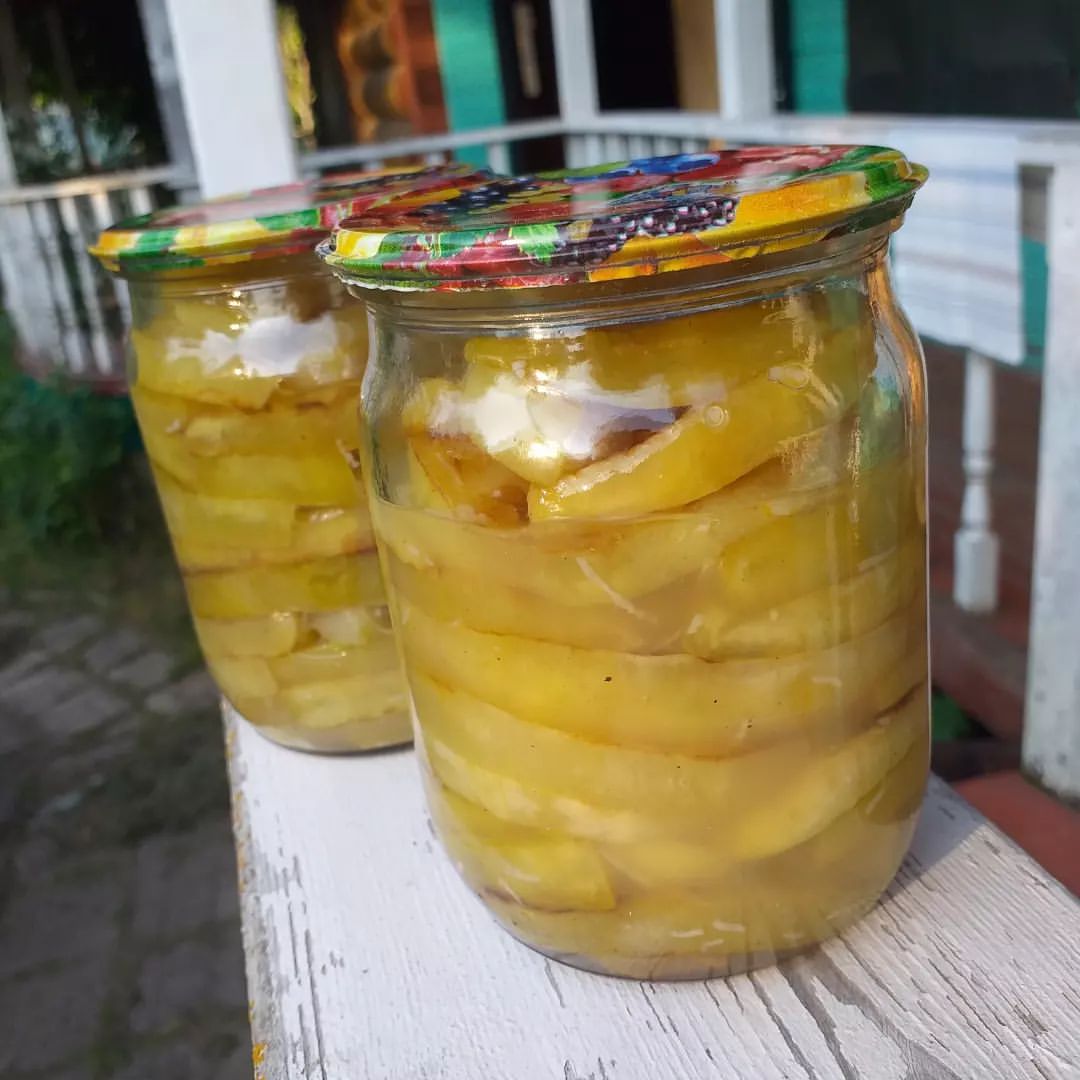 Кабачки по чеченски.

Очень вкусные, храню обычно в шкафу. Единственный минус, ну это на мой вкус, съесть желательно до марта. Мне кажется что вкус ухудшается. Хотя муж говорит что не так.

Рецептик:

🍴Кабачки чистим от шкурки и семечек. Режем полукольцами или четвертушками толщиной около 1см.
Посыпать солью и оставить для дачи сока, на час, полтора.

🍴Готовим заливку:
1стакана кипяченой воды
1 головка чеснока на терку
2/3 стакана 9% уксуса.

🍴Приготовить стрерилизованные банки и крышки.

🍴Слить сок с кабачков. Солить уже не нужно.
Обжаривать на сковороде до готовности и сразу горячими закладывать в банки, поливая заливкой.
Я поливаю чайной ложкой. На банку 400мл у меня уходит где то 6-7 ложек.

🍴Когда банка заполнится, закатать и под шубу.

У меня из 3х крупных кабачков получилось четыре банки по 400 мл и одна 600 мл. Ну и на пробу немного осталось) .

#рецепт #кабачки #консервация