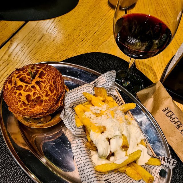 coffeecaramelru в LOOKY. #burgerlover,#едаедаеда,#ужин,#бургер,#сыр,#винишко. 🍷🤌Перфекто #burger...