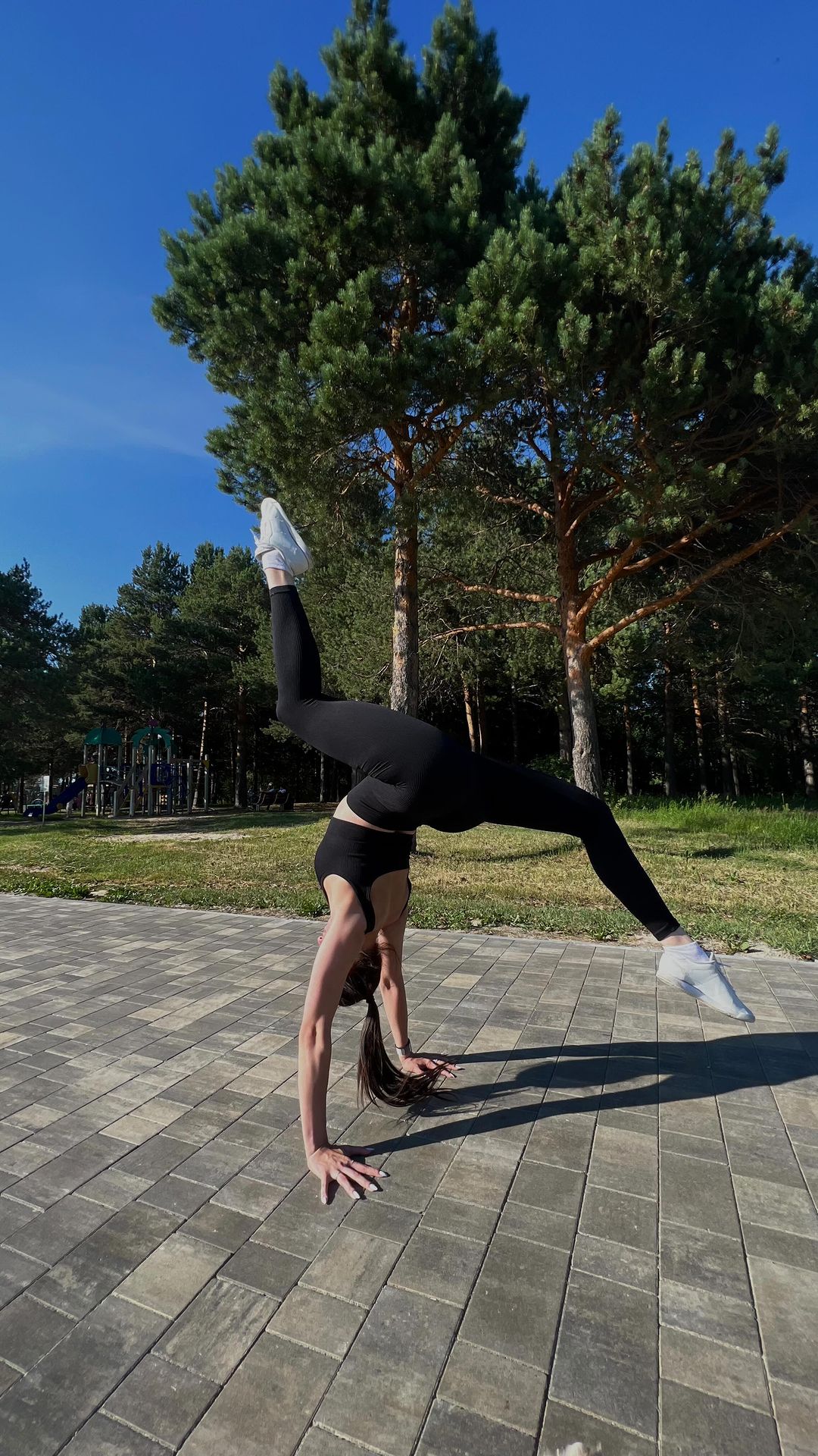 vladislava__smirnova в LOOKY. . Прогуливаюсь в парке...