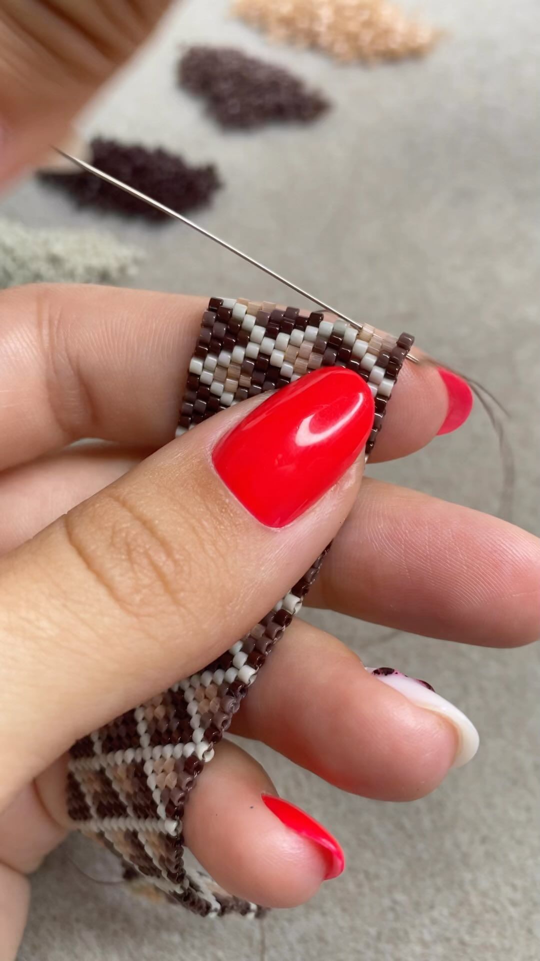 mia_29006 в LOOKY. #beadwork,#handmadejewelry,#pulseras,#artworks,#artwork,#joyeriaartesanal,#artesanal,#craft,#manualidades,#moda,#tendencia,#accessories,#bracelets,#hechoamano,#handcrafted,#tejidoamano,#fashionista,#fashionstyle,##accessoires,#bisuteria,#smallbusiness,#supportsmallbusiness,#supportlocal,#abq,#emprendedores,#emprendedora,#mujer,#womensfashion,#womeninbusiness. Процесс создания бра...