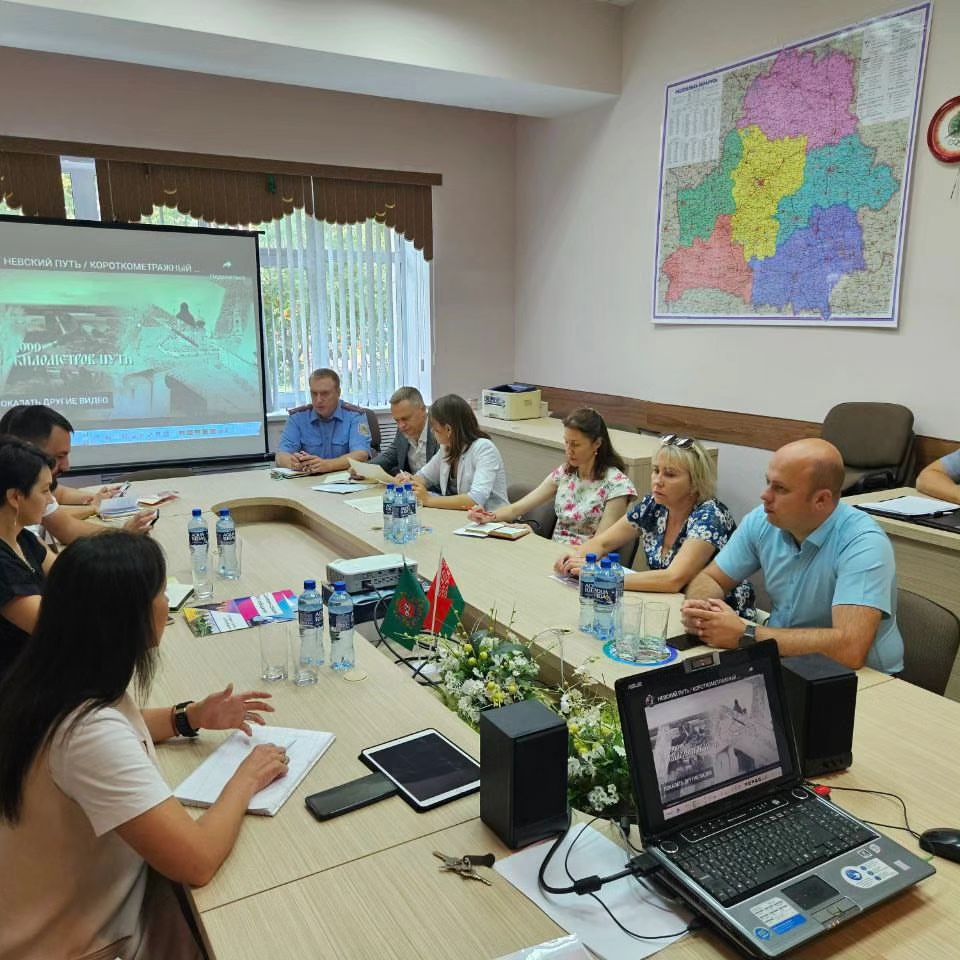16.08.2023 на базе управления спорта и туризма Витебского областного исполнительного комитета (пр-т Строителей, 10) прошла встреча рабочей группы Витебской области @vitebsk_gik с представителями Министерства спорта Нижегородской области. Заместитель министра Екатерина Парилова @ekaterina.parilova со своей командой продемонстрировали короткометражный фильм «Невский путь» https://www.youtube.com/watch?v=B4FTfU2l_m4 и провели презентацию проекта «Спортивно-патриотический марафон ГТО», один из этапов которого пройдет 14 сентября 2023 г. в г. Витебске. В рамках программы запланирована презентация интерактивного проекта – виртуальный гид «Нижний Новгород 360», мобильной площадки ГТО, выступление «Городовых». На встрече были обсужден ряд организационных вопросов и достигнуто соглашение по программе проекта.