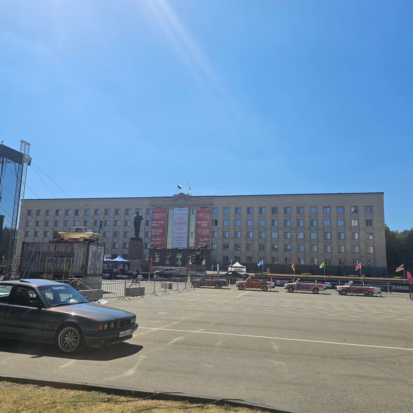 "Городские дети, чахлые цветы,
Я люблю вас сладким домыслом мечты.

Если б этот лобик распрямил виски!
Если б в этих глазках не было тоски!

Если б эти тельца не были худы,
Сколько б в них кипело радостной вражды!

Если б эти ноги не были кривы!
Если б этим детям под ноги травы!

Городские дети, чахлые цветы!
Все же в вас таится семя красоты.

В грохоте железа, в глухоте камней
Вы одна надежда, вы всего ясней!"

#городецкий #1907 #городкреста