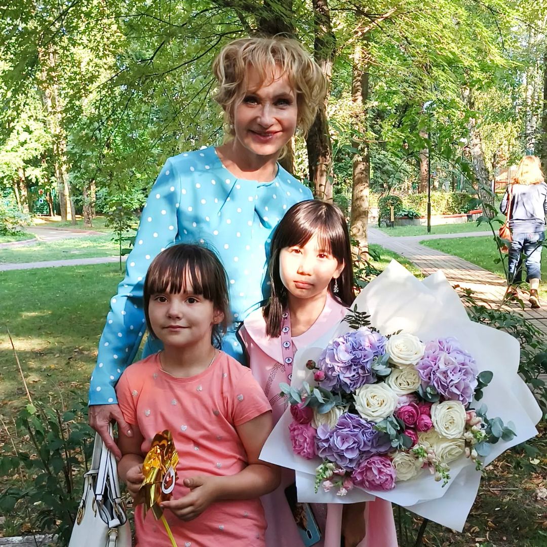 Знаю-знаю...обещала показать новинки и опять пропала...
Но неожиданно пригласили сняться в кино... 🙈

Мы с дочкой участвовали в съёмках сериала "Алла, такси!"
 Это были незабываемые три съёмочных дня!

Очень устали, но получили стоолько впечатлений! 
"Торговали" в соседней палатке с Ольгой Прокофьевой и Романом  Мадяновым🤩🤩🤩
Наблюдали за игрой талантливых актеров Юлии Такшиной, Светланы Колпаковой, Андрея Чернышова, узнали много интересного о том, как снимаются фильмы🎥

Все было организовано на высшем уровне: место съёмки, команда профессионалов, режиссер, который точно знал, что хочет увидеть на экране. Работать с такими людьми- невероятно здорово!

А в конце каждого съёмочного дня наша постановочная ярмарка превращалась в настоящую😀 
Все участники съёмочной группы, актеры и просто гуляющие в районе съёмочной площадки люди с удовольствием подходили, рассматривали и приобретали изделия! 
Поэтому в перерывах между съёмками в срочном порядке приходилось делать новые бантики🎀😀

В общем, получила творческий заряд по полной! 
📆️Теперь ждем премьеры сериала, ну а я продолжаю делать ваши заказы и готовиться к ярмаркам на городских мероприятиях)))

#ольгапрокофьева
#юлиятакшина
#съёмкисериала
#ярмарка
#съёмкивкино
#бантикивкино
#AnnaSulagaeva
#аллатакси
#паркивидное