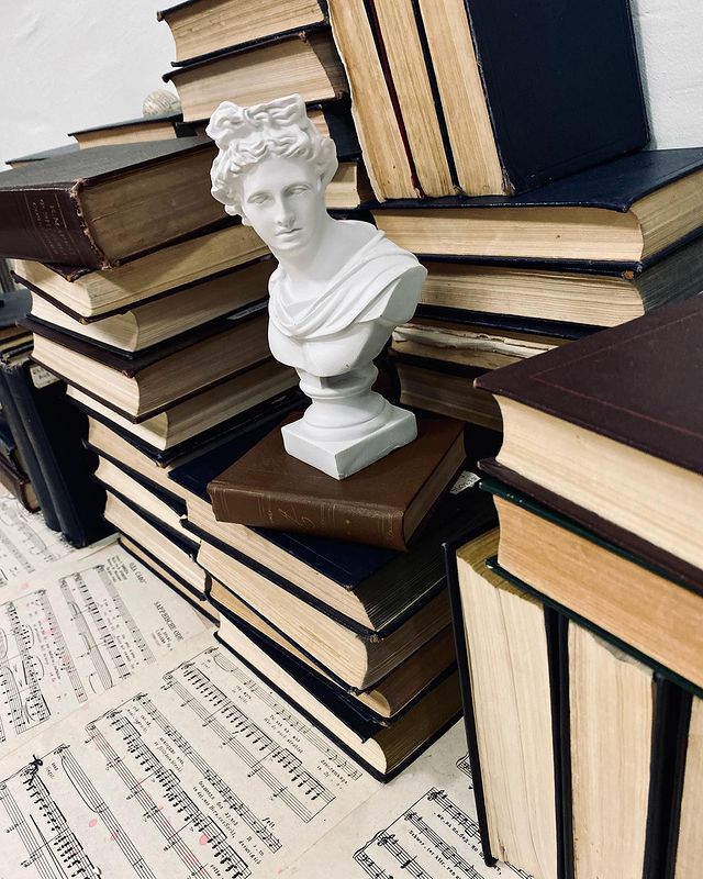 shotallaround в LOOKY. #скульптура,#книги,#музыка,#библиотека,#library,#books,#melody,#music,#art,#architecture. А че я тут, я ниче #...
