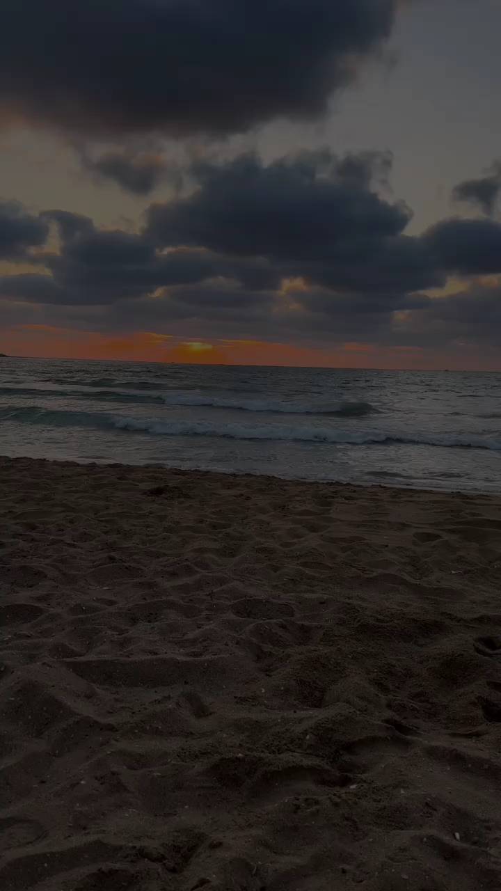 _sunsetify_ in LOOKY. #nature,#travel,#photography,#sunset,#photooftheday,#beautiful,#love,#landscape,#naturephotography,#instagood,#summer,#sun,#picoftheday,#travelphotography,#beach,#ocean,#adventure,#wanderlust,#sea,#art,#travelgram,#explore,#california,#vacation,#instagram,#hawaii,#beachlife,#florida,#waves🌊. vivian greene 
#sky ...